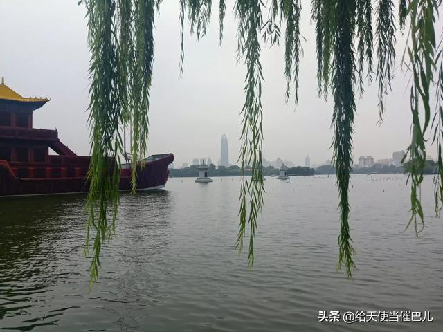 大明湖在哪里个城市
:杭州西湖与济南大明湖同为免费景区，哪一个更值得去？